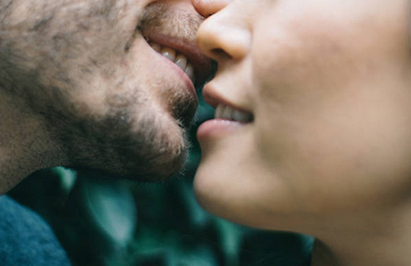 how is herpes transmitted