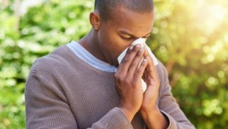 What is pollinosis (hay fever) and how can it be treated?